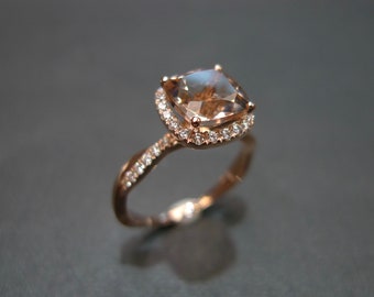 Anel de noivado em ouro rosa 18K com morganita natural champanhe em formato de almofada e halo de diamantes de lapidação brilhante redonda.