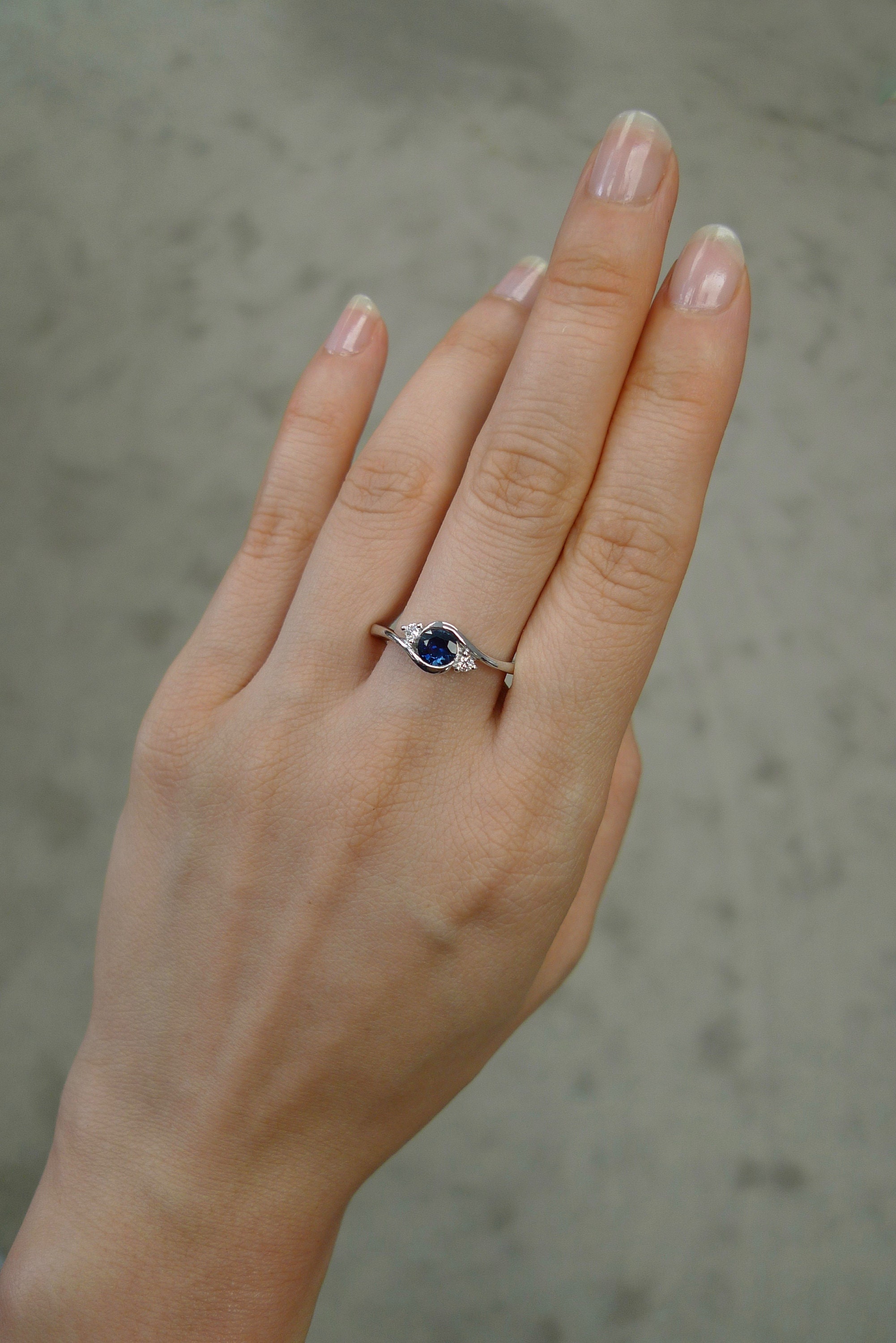 Platinum ring with sapphire and diamonds sale