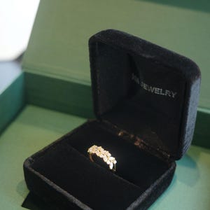 marquise diamond and round diamond wedding ring in 14k yellow gold