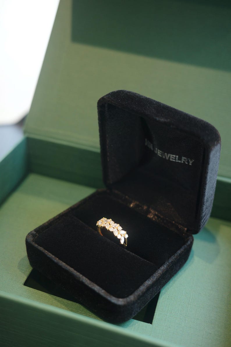 marquise diamond and round diamond wedding ring in 14k yellow gold