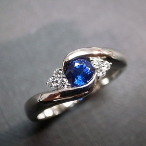 Anillo de compromiso con zafiro azul y diamantes, anillo de bodas para mujer con diamantes cultivados en laboratorio y moissanita en racimo con tensión torcida
