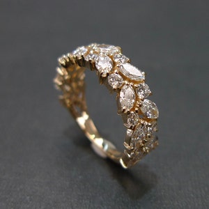 Anillo de compromiso y boda de media eternidad con diamante marquesa en oro amarillo macizo de 14 quilates.
