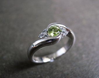 Peridot Engagement Ring | Twist Ring | White Sapphire Ring | Sapphire Engagement Ring | Green Stone Ring | Tension Ring | Gemstone Ring