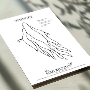 Pu&ograve; includere: Un disegno a tratto nero e bianco di un Dissennatore su carta bianca. Il testo "DEMENTOR" &egrave; in alto, con il logo Glass Alchemist in basso. La dimensione finale &egrave; di 14 cm x 20 cm e ha 8 pezzi in totale. Ideale per progetti di vetrate.