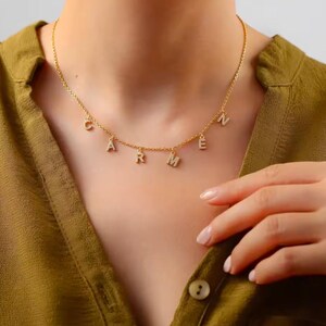 Collar con nombre personalizado moderno: colgante de letra minimalista de acero inoxidable.