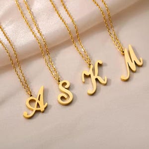 Collar con nombre y letra personalizado: colgante minimalista de acero inoxidable, regalo único para mujeres o parejas.