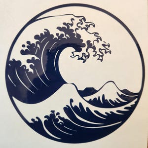 以下が含まれることがあります： 紺色と白の円形グラフィックで、大きな波を様式化した描写。 波は砕け、頂上には複雑なディテールがあり、背景には山脈があります。