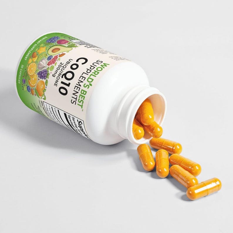 Pu&ograve; includere: Un flacone bianco con un'etichetta verde che dice "World's Best Supplements CoQ10 Ubiquinone 200mg 100 Capsules Daily Supplement" e un'immagine di vari frutti e verdure. Il flacone &egrave; aperto e si stanno riversando delle capsule gialle.