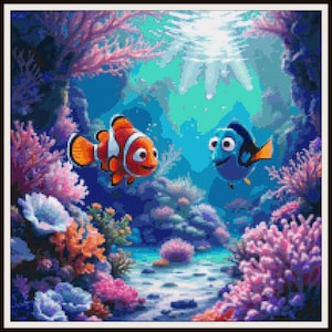 Könnte beinhalten: Ein farbenfrohes Kreuzstichbild, das eine Unterwasserszene mit zwei Zeichentrickfischen darstellt. Ein orange-weiß gestreifter Clownfisch schwimmt in der Nähe eines blauen Fisches mit gelber Schwanzflosse. Korallen und Pflanzen in Rosa-, Orange- und Blautönen umgeben sie.