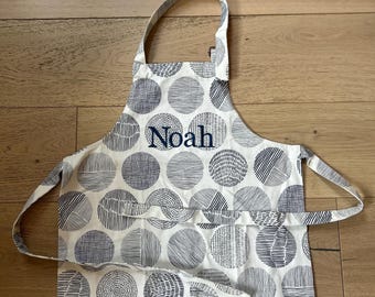 Gepersonaliseerde kinderschort, geborduurd schort voor peuters, gepersonaliseerd kinderschort met monogram borduurwerk, naamcadeau