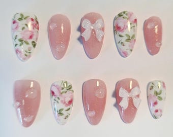 Rosenträdgårdsnaglar | Rosa naglar | Vårblommande naglar | Rosettnaglar | Skimrande naglar | Blommiga press-ons | Lyxiga lösnaglar | Coquette naglar