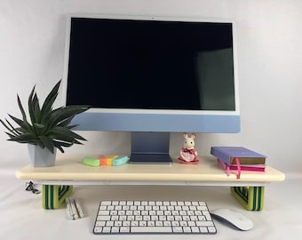 Supporto per monitor in MDF beige fatto a mano: gambe con logo verde e LED USB
