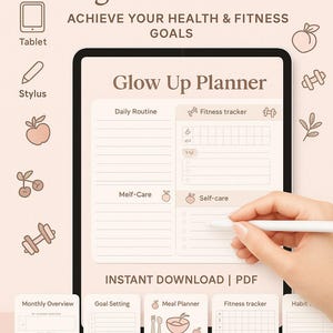 Può includere: Planner digitale con il testo "Glow Up Digital Planner" e "Achieve Your Health & Fitness Goals". L'immagine mostra un tablet con uno stilo e icone aggiuntive per un iPad, un fitness tracker e un meal planner.