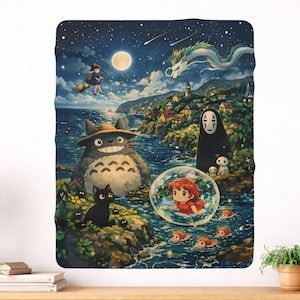 Pode incluir: Uma manta retangular com uma ilustração vibrante e detalhada de vários personagens animados numa paisagem noturna. A cena inclui uma criatura cinzenta grande, um gato preto, um espírito com uma túnica preta e uma pequena figura dentro de uma bolha.