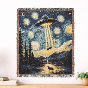 Couverture tissée extraterrestre et vache OVNI - Tapisserie fantaisie fantaisiste, jeté d'enlèvement spatial, décoration intérieure kawaii de science-fiction