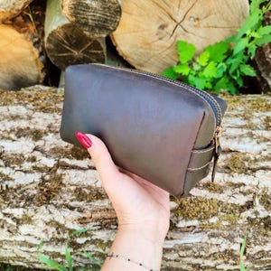Handcrafted Men&#39;s Leather Toiletry Bag - Customizable Travel Organizer