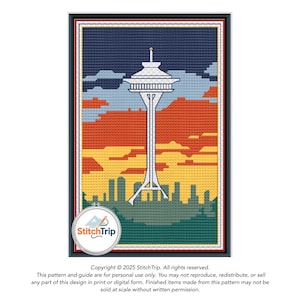 Może przedstawiać: Oprawiona sztuka haftu krzyżykowego przedstawiająca Space Needle w Seattle. Projekt wykorzystuje pikselowy styl z paletą kolorów niebieskiego, pomarańczowego, żółtego i zielonego. Logo StitchTrip znajduje się w lewym dolnym rogu.