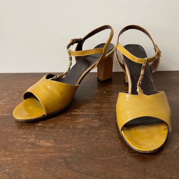 Vintage 1960s Mod Airstep Heels Killer Mustard Patent Leather with Gold Chain T-Strap US Size 9