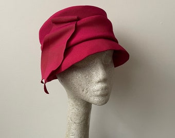 Vintage 1940s/50s Rayon Cloche Bright Fuchsia Hat with Gabardine Ribbon Detailing Union Made