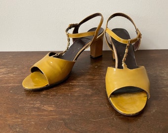 Vintage 1960s Mod Airstep Heels Killer Mustard Patent Leather with Gold Chain T-Strap US Size 9