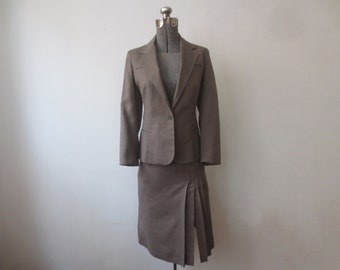 Traje de lino vintage de la década de 1970 Peabody House Blazer ajustado de 4 bolsillos con falda con abertura plisada Killer Pintuck 34 Busto 26 Cintura