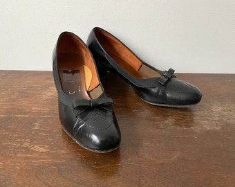 Vintage 1950s Heels Country Cousins by Wilbur Coon Adorable Loafer Style with Rayon & Bow Accent Sz 7.5 D Wide!