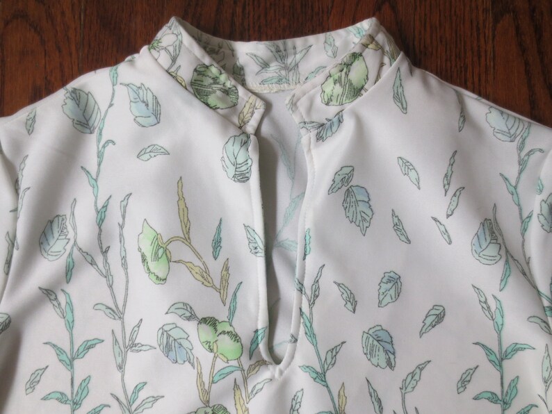 Matching Belt MedLarge All Over Print Floral Poly w Killer V-Neck /& Mandarin Collar Vintage /'70s Blouse