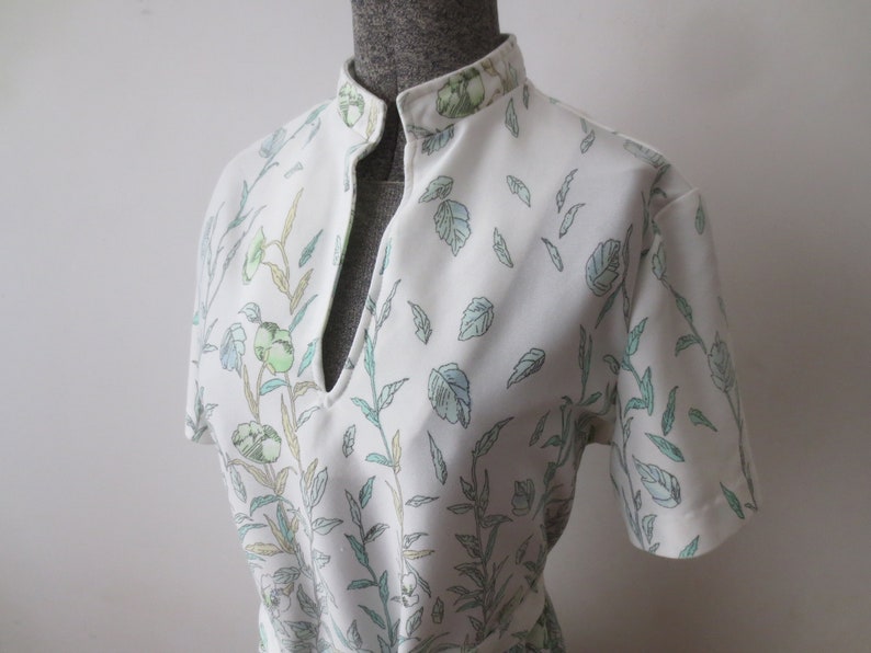 Matching Belt MedLarge All Over Print Floral Poly w Killer V-Neck /& Mandarin Collar Vintage /'70s Blouse
