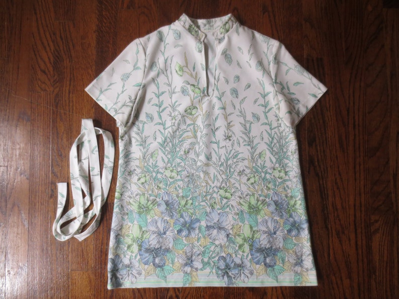 Matching Belt MedLarge All Over Print Floral Poly w Killer V-Neck /& Mandarin Collar Vintage /'70s Blouse