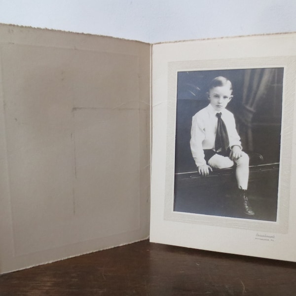 Photographie antique des années 1920/1930 le plus mignon Little Dandy Rosenbaum's Pittsburgh PA 5 x 7 pouces