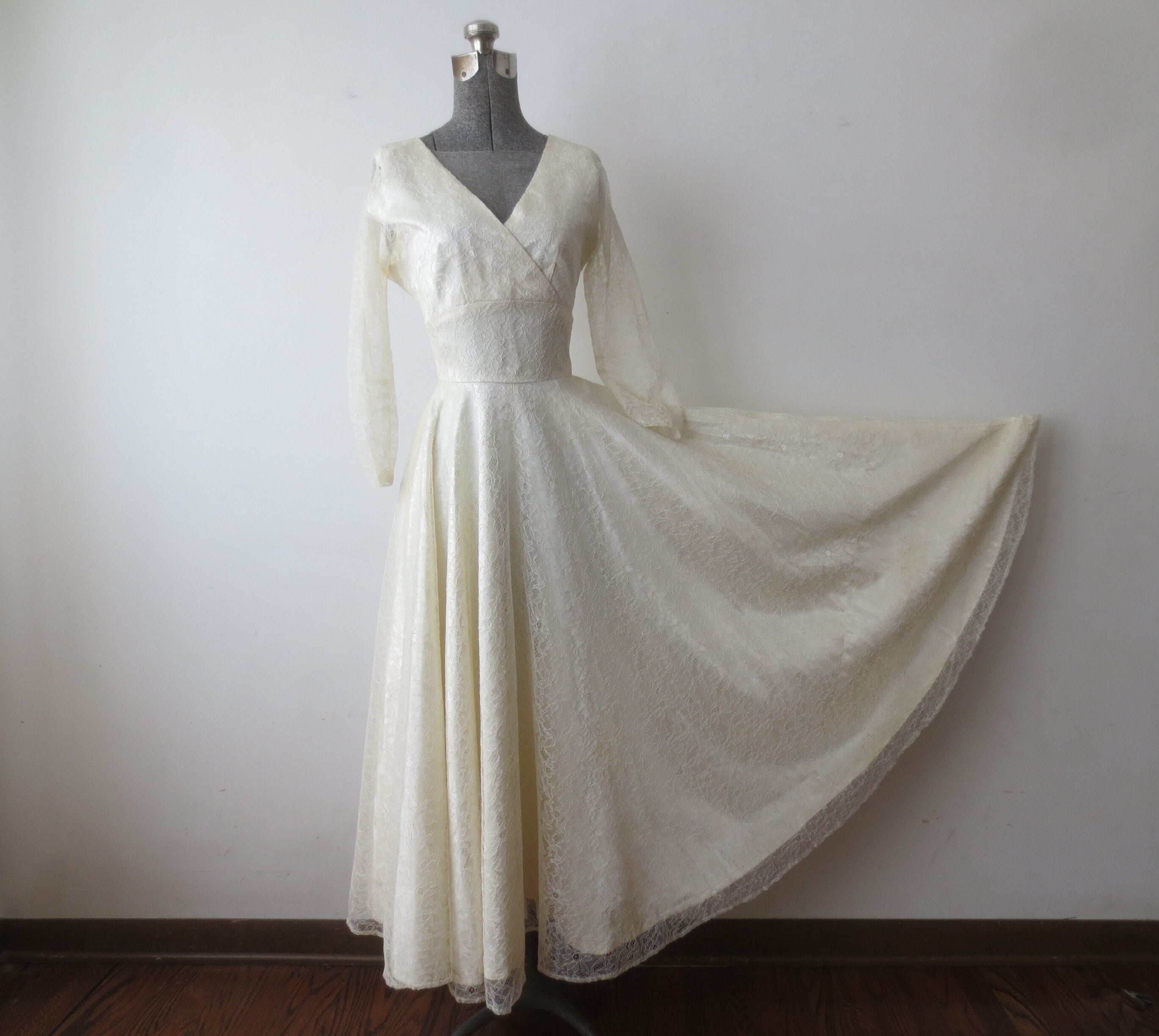 50s Tea Length Vintage Lace Wedding Dress Full Skirt. Small Bust/ Waist  Approx 4/6 UK Very Lovely Cotton Lace, Scoop Neck and Long Sleeves 