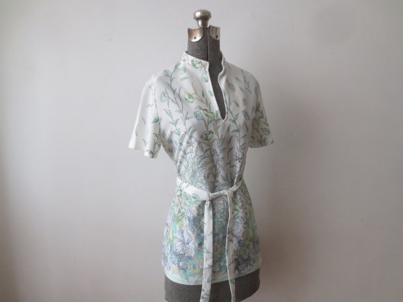 Matching Belt MedLarge All Over Print Floral Poly w Killer V-Neck /& Mandarin Collar Vintage /'70s Blouse