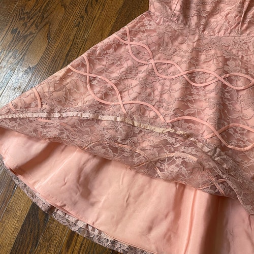 Vintage 1950s shops Dress, Form Fit Dresses NY, Dusty Rose Lace w/ Whimsical Satin Ribbon Detailing, Side & Shoulder Zipper, 38/40 Inch Bust