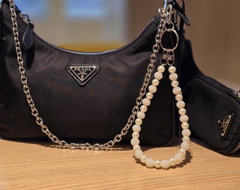 Elegante tashanger met parelkralen – handgemaakte portemonnee sleutelhanger | Accessoire parel en rocaille | Minimalistische tashanger | Cadeau voor haar