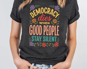La democracia muere cuando la gente buena guarda silencio. Camiseta retro floral, camiseta prodemocracia anti-Trump, camiseta de manifestación para mujeres.