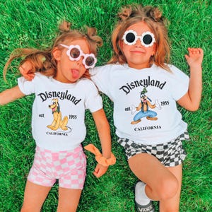 Puede incluir: Un letrero de madera r&uacute;stico con el texto "Welcome to our home" en un estilo manuscrito. El letrero presenta un acabado envejecido y un dise&ntilde;o simple y acogedor, ideal para un porche o entrada.