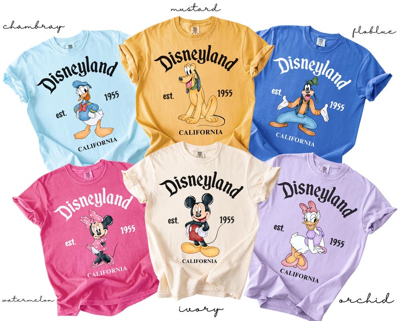 Puede incluir: Colecci&oacute;n de seis camisetas coloridas de Disneyland. Cada camiseta presenta un personaje diferente de Disney y el logotipo de Disneyland con el texto "est. 1955 CALIFORNIA". Colores: chambray, mostaza, flablue, sand&iacute;a, marfil y orqu&iacute;dea.