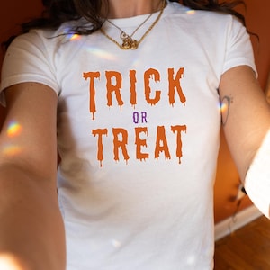 Y2K Halloween Crop Top: Süßes oder Saures Baby Tee