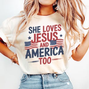 Sie liebt Jesus und auch Amerika Shirt: Christliches 4. Juli T-Shirt