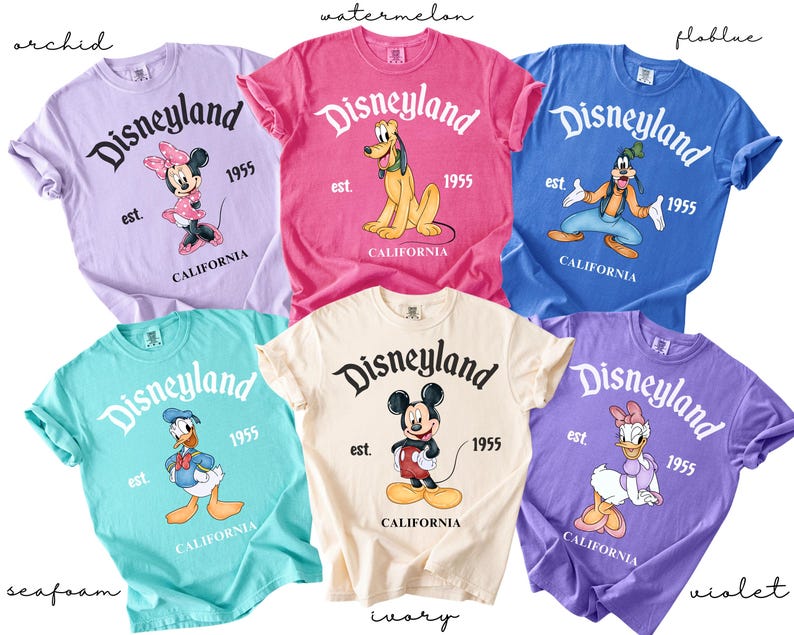 Puede incluir: Seis camisetas coloridas con dise&ntilde;os de Disneyland. Cada camiseta muestra un personaje diferente de Disney, el logotipo de Disneyland y el a&ntilde;o 1955. Los colores incluyen orqu&iacute;dea, sand&iacute;a, azul cielo, espuma de mar, marfil y violeta.