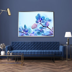 "Blaue Orchidee ""Serenity"" gerahmter Kunstdruck - Elegante Blumenfotografie Wanddekoration - Natur inspirierte Hausakzent-Leinwandkunst."
