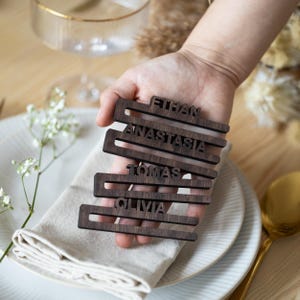 Personalisierte Serviettenringe aus Holz, Serviettenringe aus Holz Nussbaum, Hochzeit Serviettenhalter lose, Namensschilder Hochzeit, Namensschilder Hochzeit