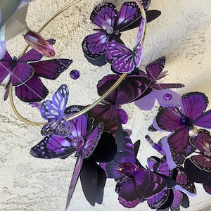 Móvil de mariposas moradas con 13 mariposas tridimensionales adornadas con cuentas de cristal que forman arcoíris
