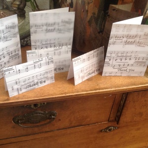 Juego de 12 tarjetas de agradecimiento con partituras musicales. Un regalo de cumpleaños perfecto para profesores de música o amantes de la música.