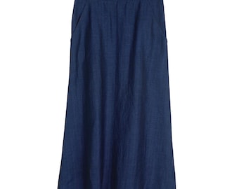 Può includere: Una gonna midi blu scuro a tinta unita con vita alta, fascia in vita dritta, due tasche laterali e una silhouette leggermente svasata. Il capo è realizzato in tessuto testurizzato ed è appeso a una gruccia di legno.