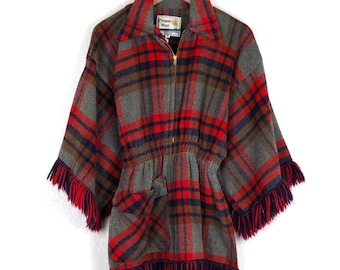Jaqueta poncho vintage Pioneer Wear de lã com franjas, tamanho M feminino, xadrez vermelho e cinza, com zíper.