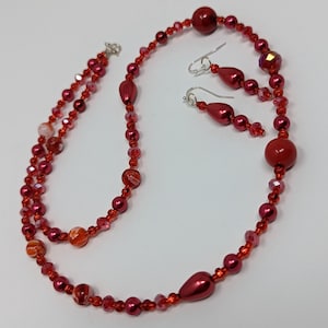 Collar de cuentas rojas y juego de pendientes