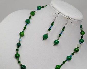 Collier de perles vertes avec boucles d’oreilles