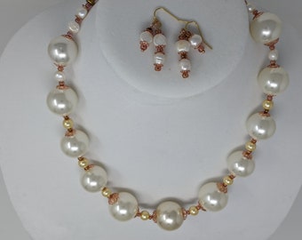 Grand collier en fausse perle 21 pouces avec boucles d’oreilles