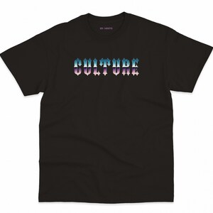 Koszulka z nadrukiem w stylu retro synthwave z typografią – vintage'owa odzież uliczna z roku 2000 zdjęcie 3